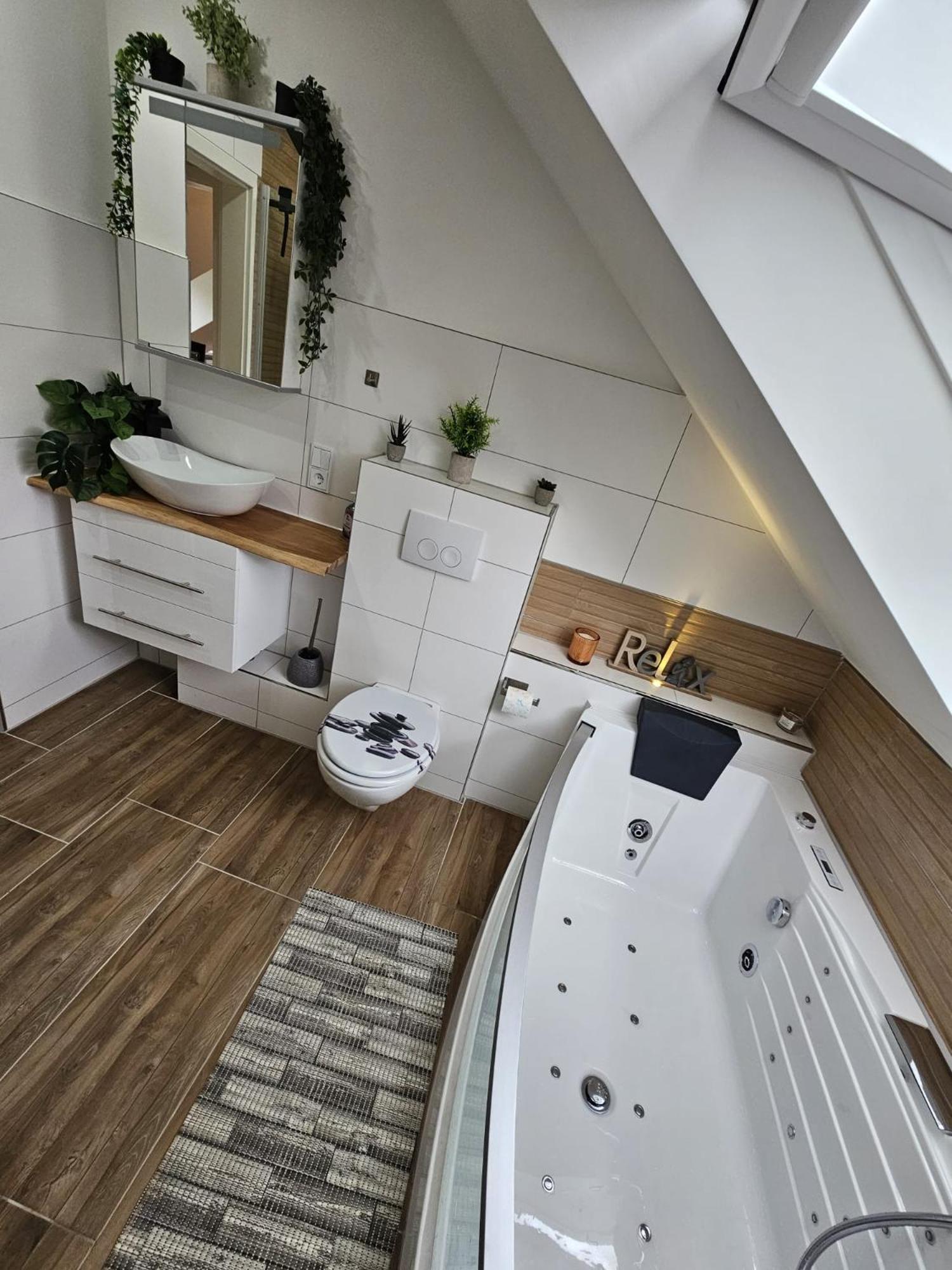 Tautraum Suite Mit Whirlpool Und Gruenem Ausblick Wilhelmshaven Exterior foto
